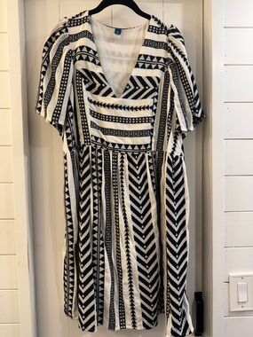 Old Navy Black & White Geometric V-Neck Midi Dress, size L (tall)